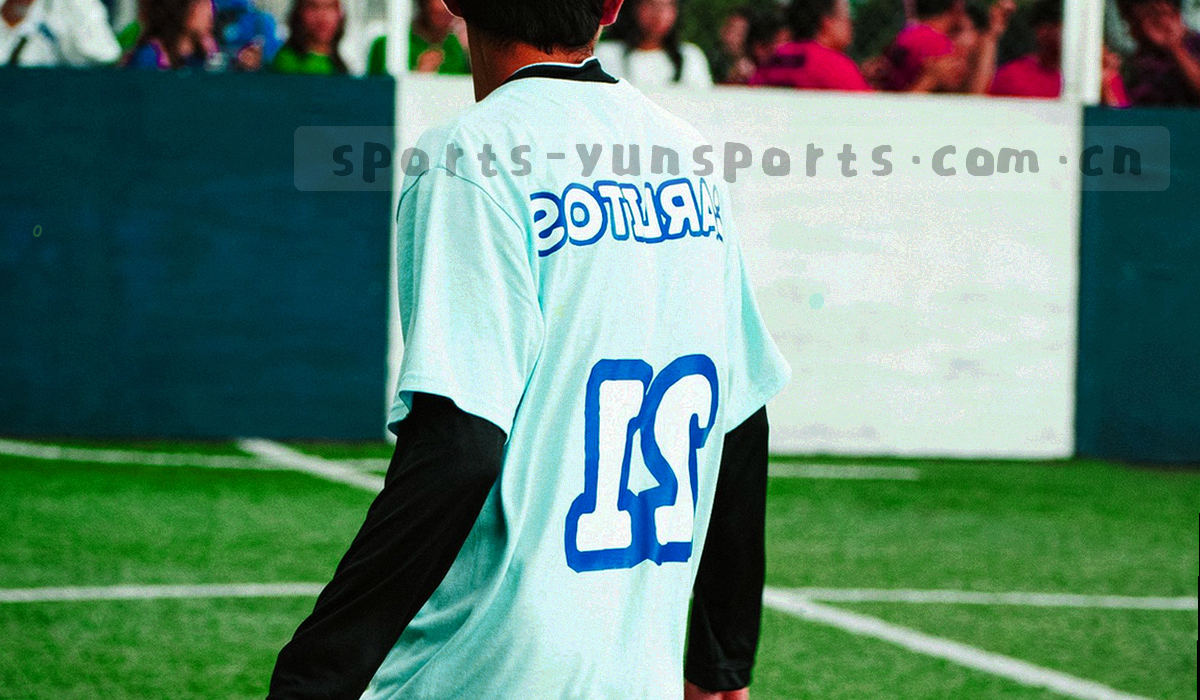 城市滨江天际线与运动场馆轮廓交错的广角抽象画面
